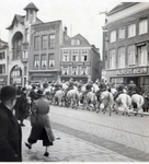 856015 Afbeelding van Duitse soldaten te paard in de Voorstraat te Utrecht.